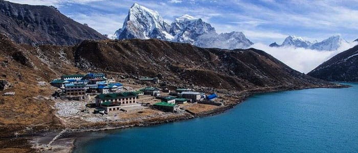 2 best seasons to travel Everest by helicopter